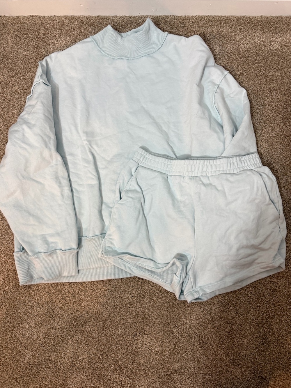 Boutique mockneck and shorts light blue set